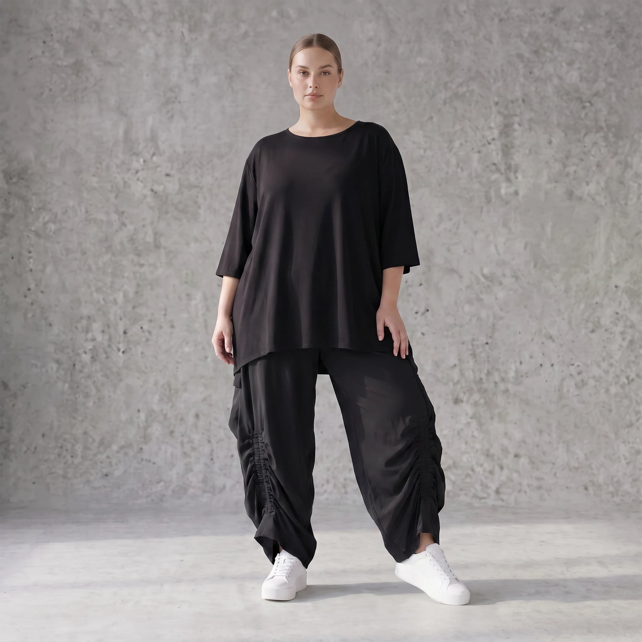 Damen Hose Avantgarde Lyocell Schwarz, Ballonschnitt, Flügeltaschen, Oversize große Größen – AKH Premium