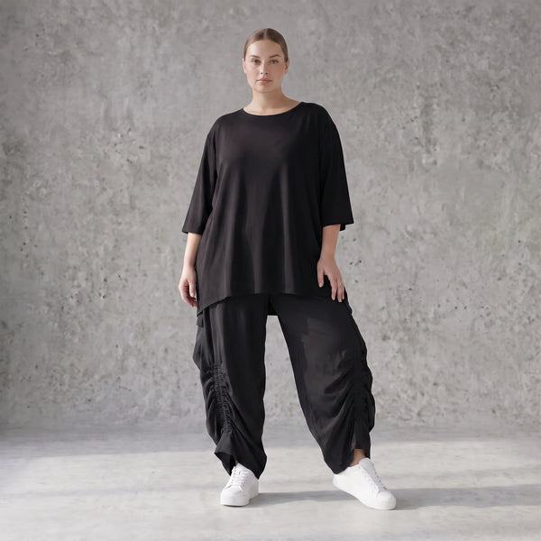 Damen Hose Avantgarde Lyocell Schwarz, Ballonschnitt, Flügeltaschen, Oversize große Größen – AKH Premium