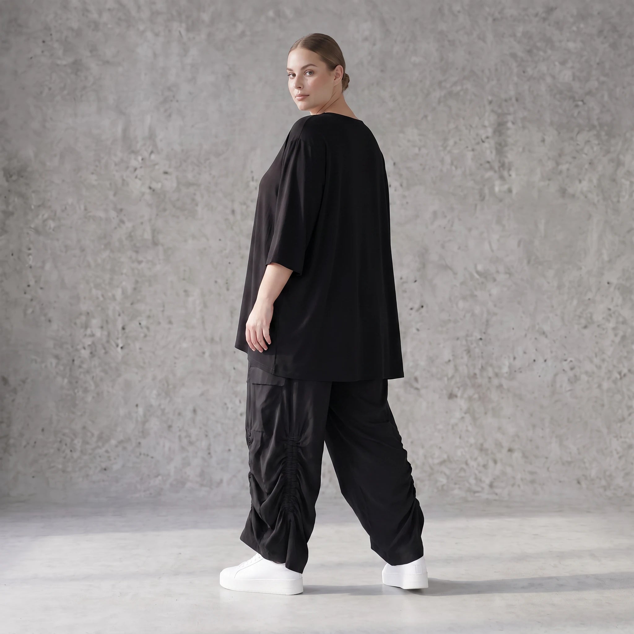 Damen Hose Avantgarde Lyocell Schwarz, Ballonschnitt, Flügeltaschen, Oversize große Größen – AKH Premium