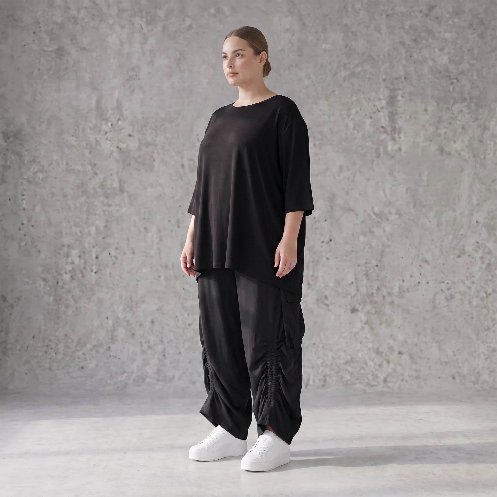 Damen Hose Avantgarde Lyocell Schwarz, Ballonschnitt, Flügeltaschen, Oversize große Größen – AKH Premium