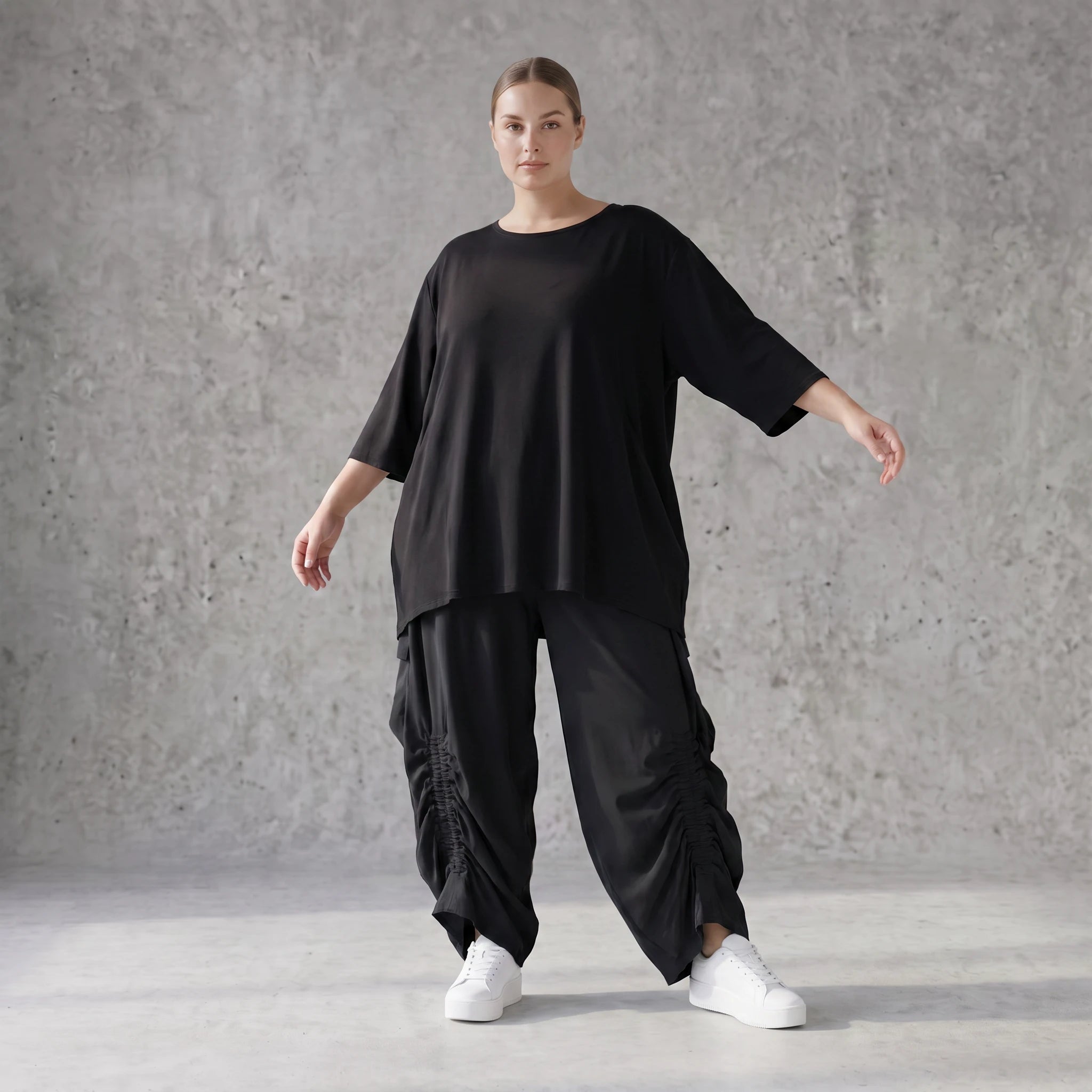 Damen Hose Avantgarde Lyocell Schwarz, Ballonschnitt, Flügeltaschen, Oversize große Größen – AKH Premium
