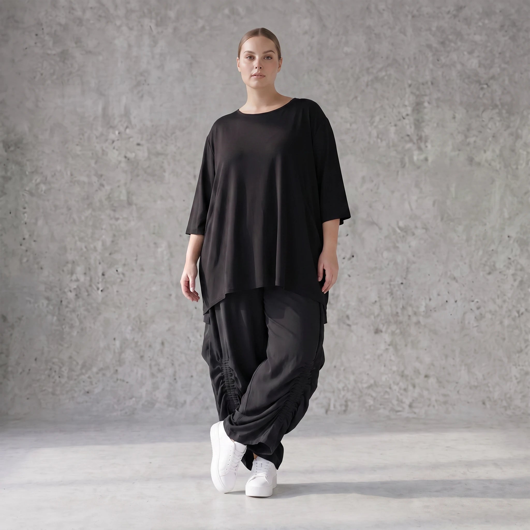 Damen Hose Avantgarde Lyocell Schwarz, Ballonschnitt, Flügeltaschen, Oversize große Größen – AKH Premium