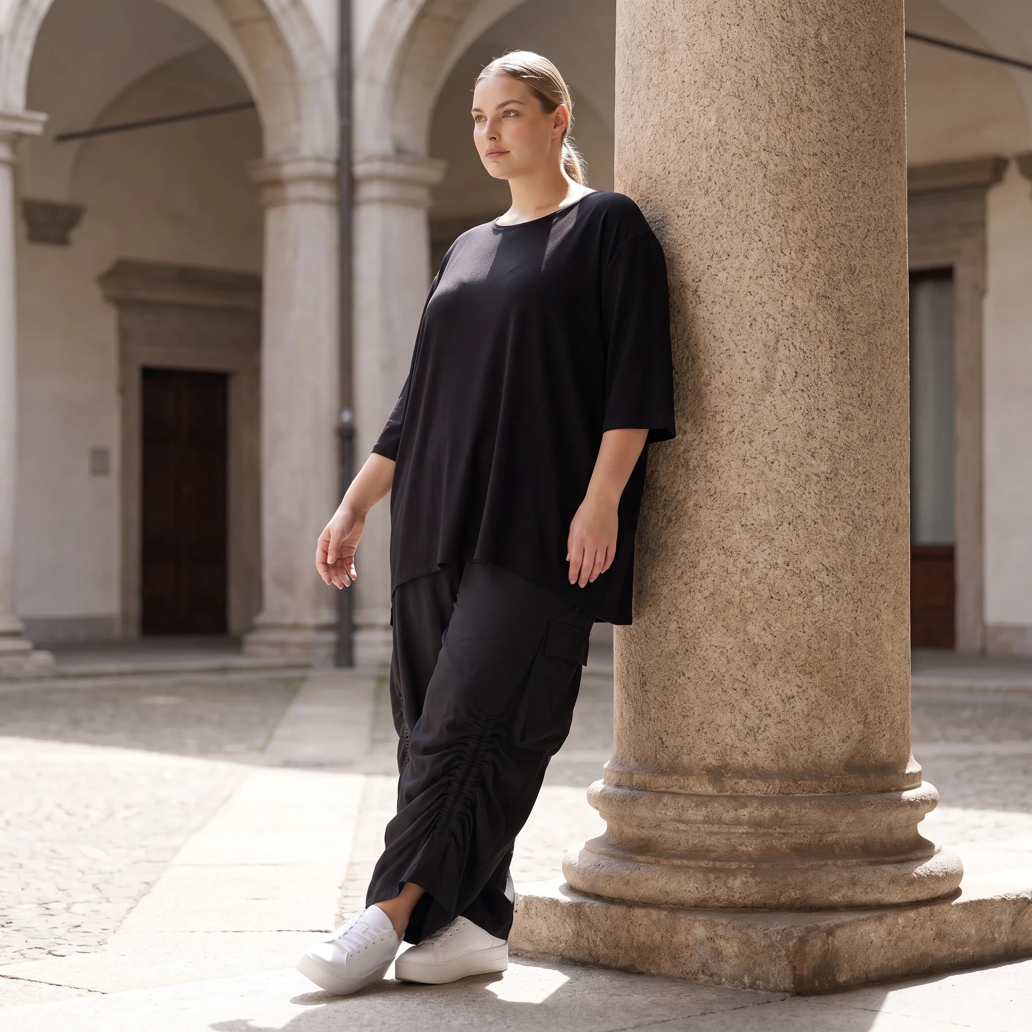 Damen Hose Avantgarde Lyocell Schwarz, Ballonschnitt, Flügeltaschen, Oversize große Größen – AKH Premium