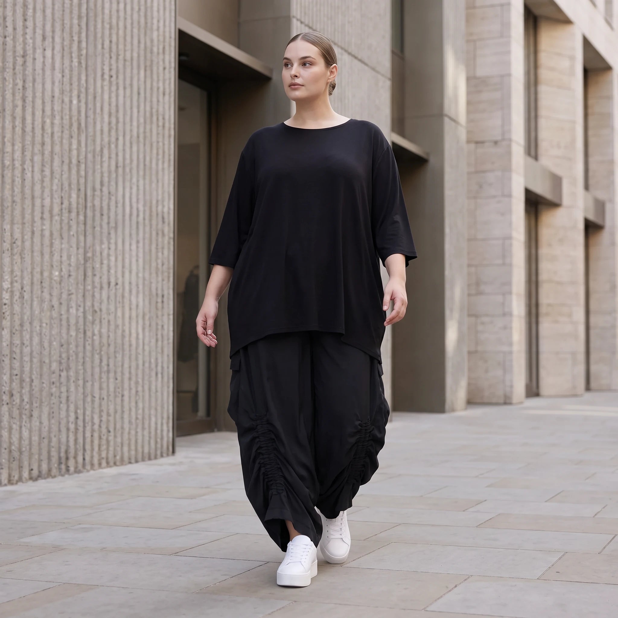 Damen Hose Avantgarde Lyocell Schwarz, Ballonschnitt, Flügeltaschen, Oversize große Größen – AKH Premium