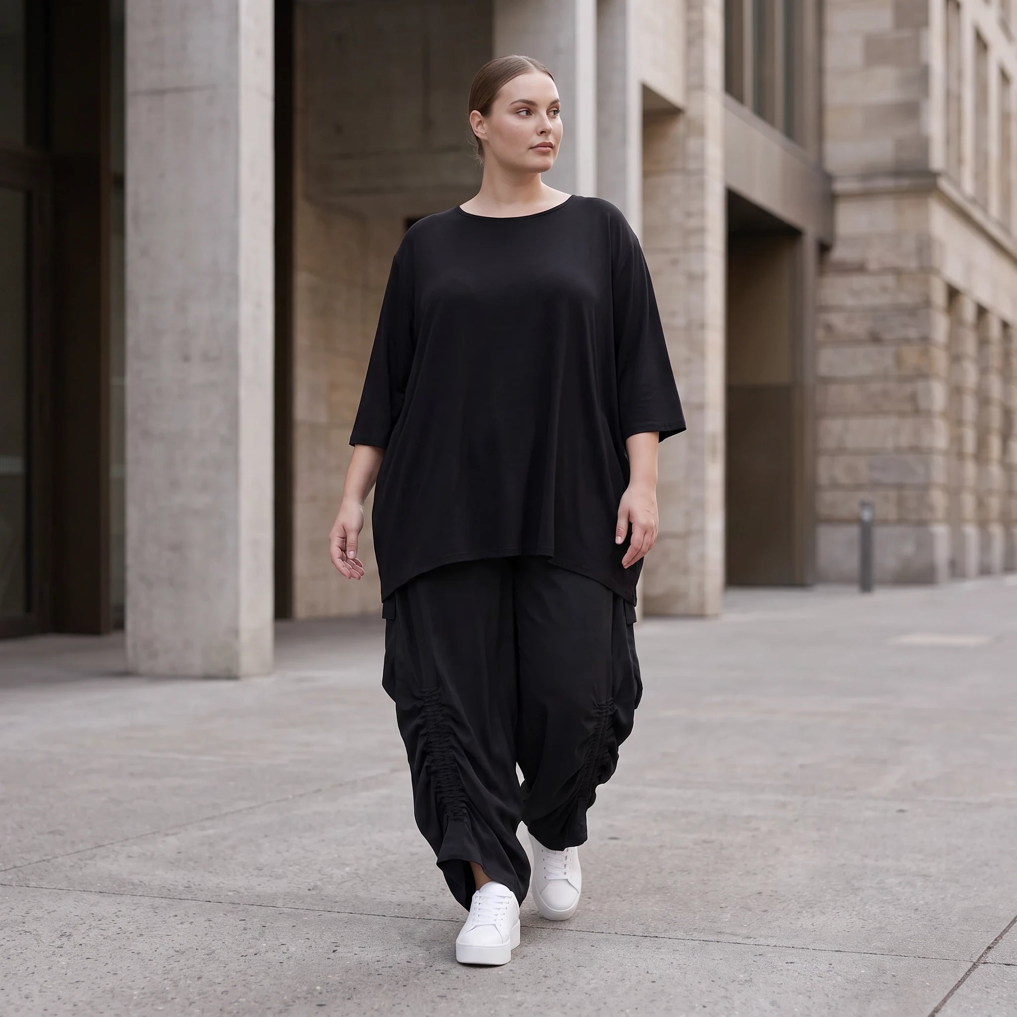 Damen Hose Avantgarde Lyocell Schwarz, Ballonschnitt, Flügeltaschen, Oversize große Größen – AKH Premium