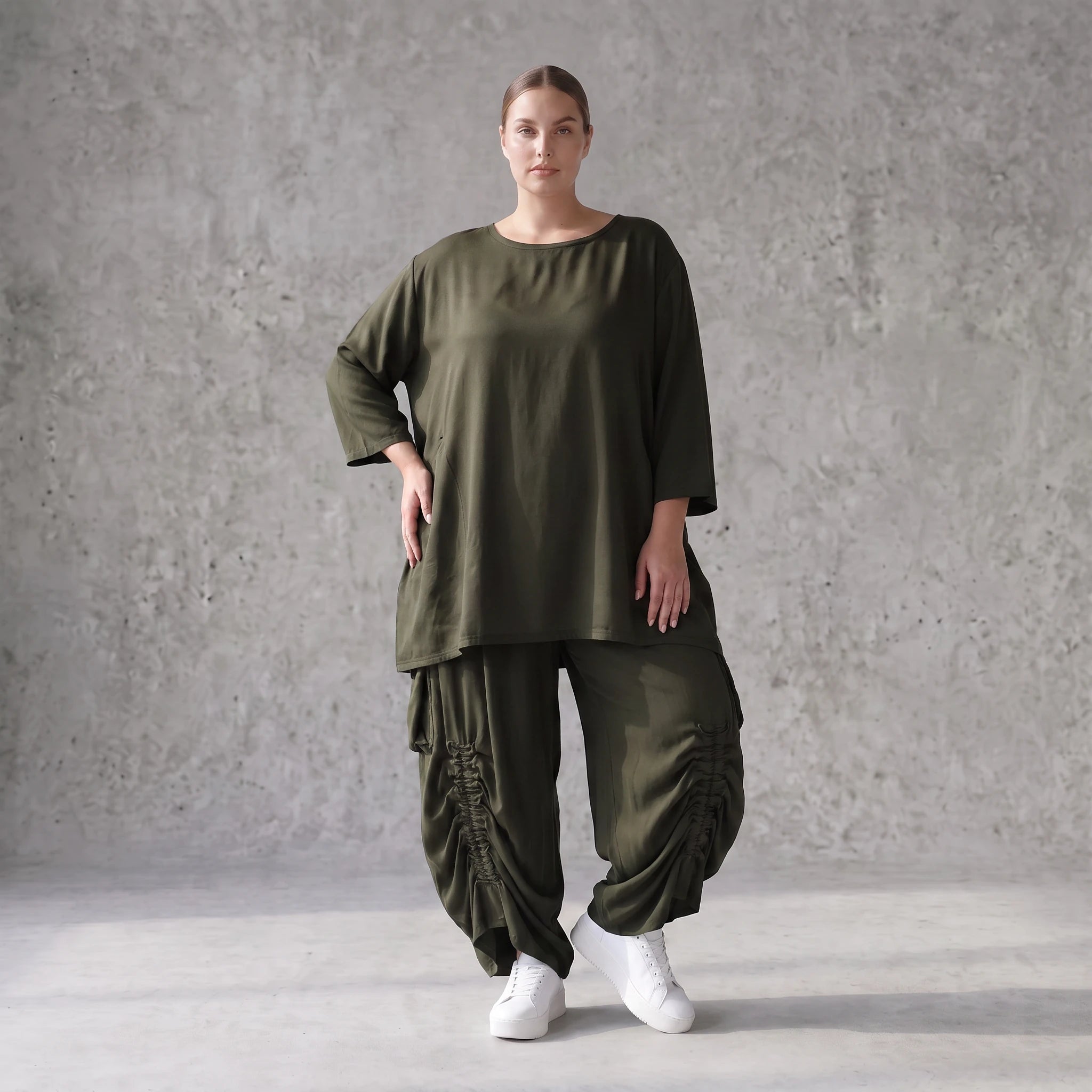 Damen Hose Avantgarde Lyocell Khaki, Ballonschnitt, Flügeltaschen, Oversize große Größen – AKH Premium