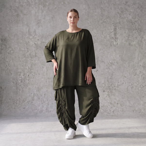Damen Hose Avantgarde Lyocell Khaki, Ballonschnitt, Flügeltaschen, Oversize große Größen – AKH Premium
