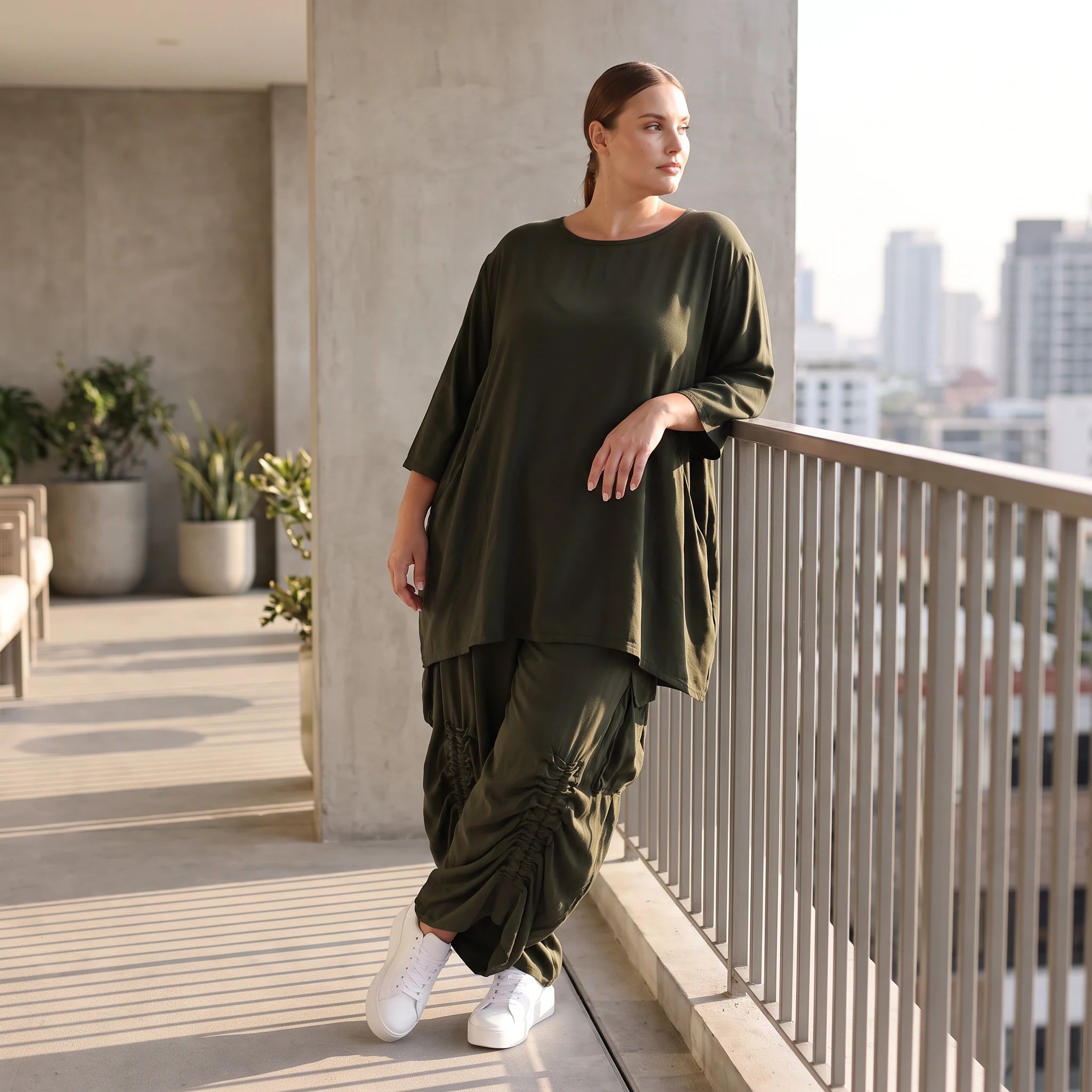 Damen Hose Avantgarde Lyocell Khaki, Ballonschnitt, Flügeltaschen, Oversize große Größen – AKH Premium