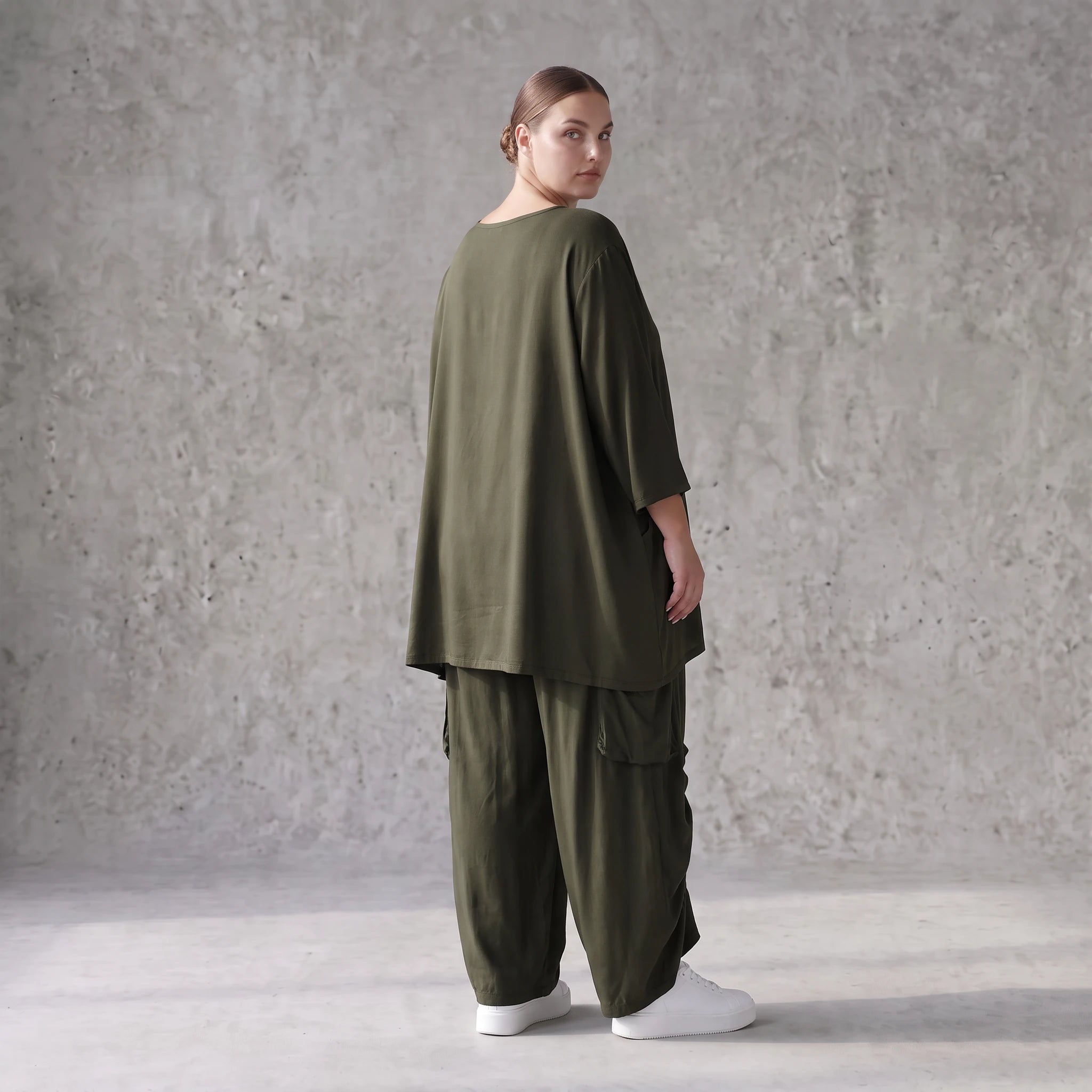 Damen Hose Avantgarde Lyocell Khaki, Ballonschnitt, Flügeltaschen, Oversize große Größen – AKH Premium