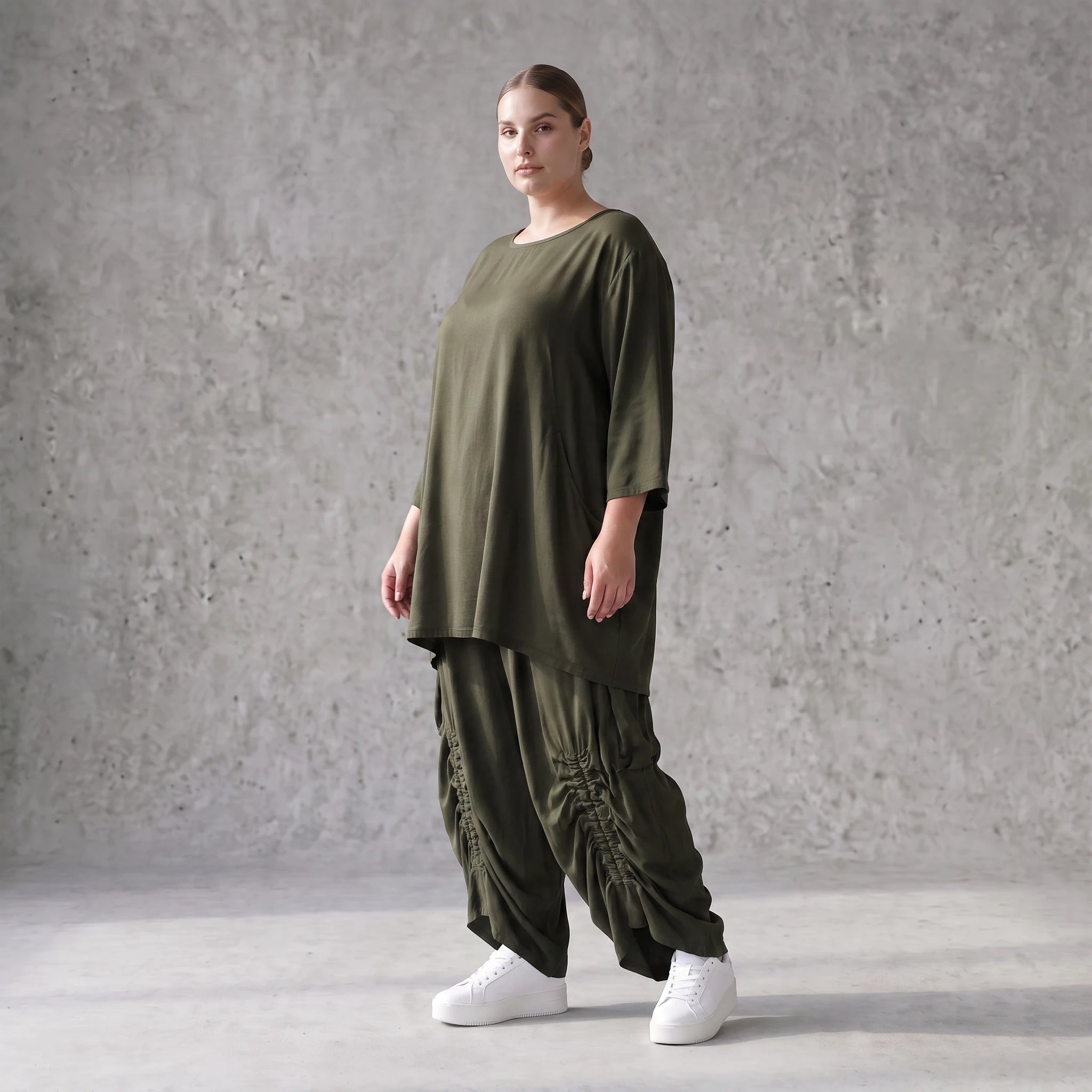 Damen Hose Avantgarde Lyocell Khaki, Ballonschnitt, Flügeltaschen, Oversize große Größen – AKH Premium