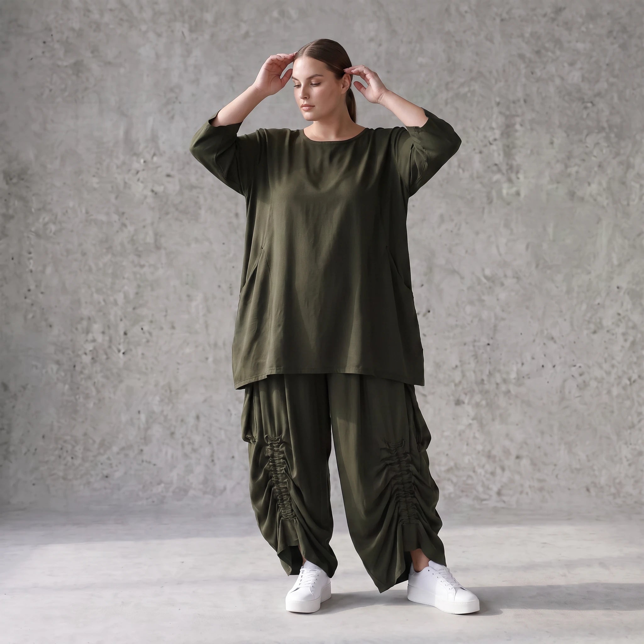 Damen Hose Avantgarde Lyocell Khaki, Ballonschnitt, Flügeltaschen, Oversize große Größen – AKH Premium