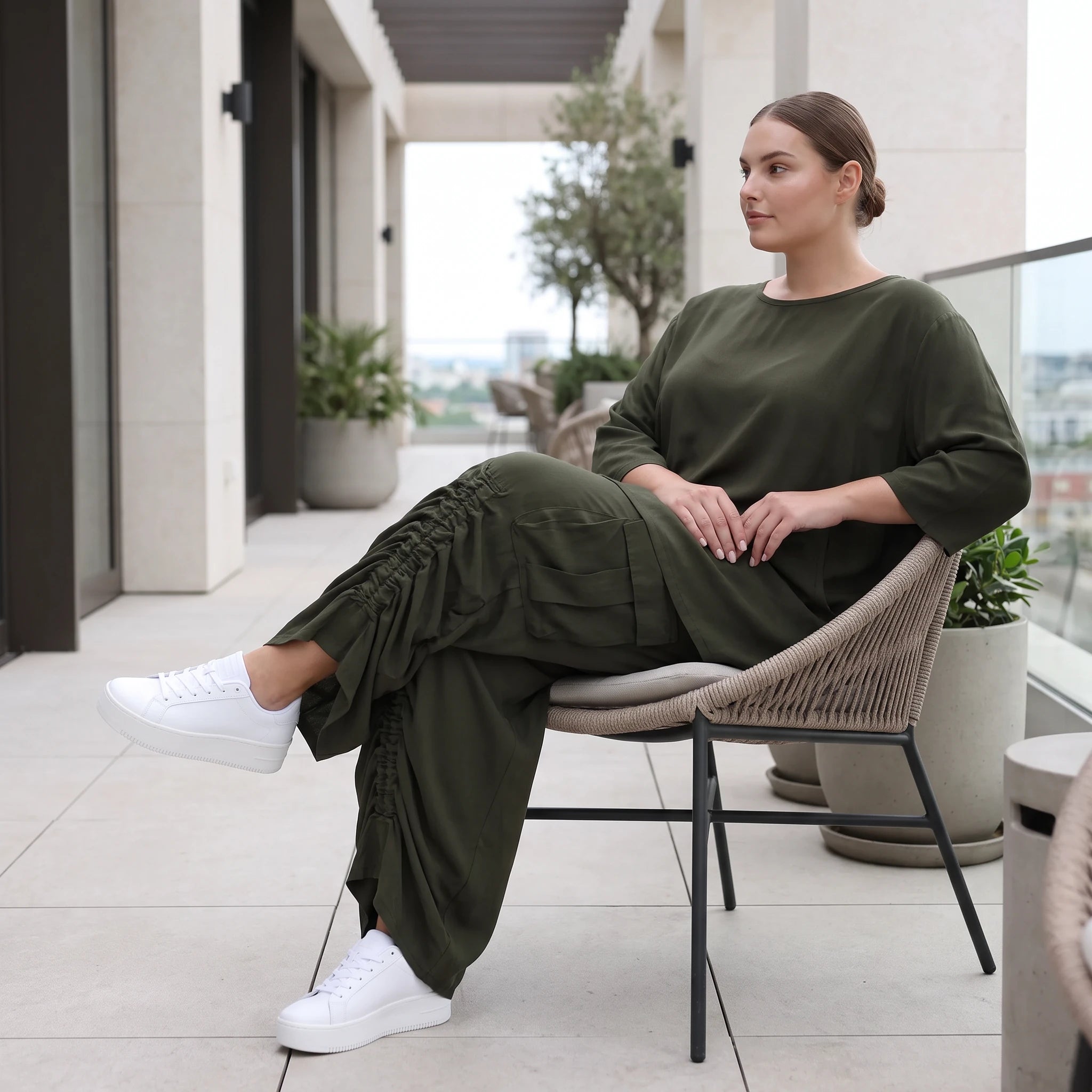 Damen Hose Avantgarde Lyocell Khaki, Ballonschnitt, Flügeltaschen, Oversize große Größen – AKH Premium