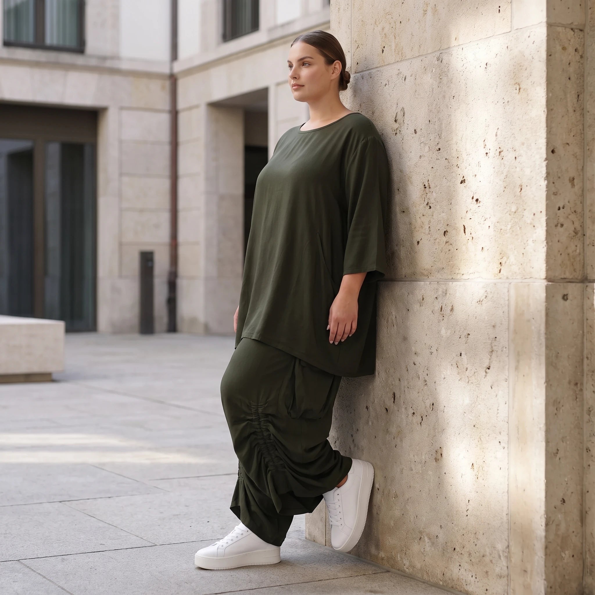 Damen Hose Avantgarde Lyocell Khaki, Ballonschnitt, Flügeltaschen, Oversize große Größen – AKH Premium
