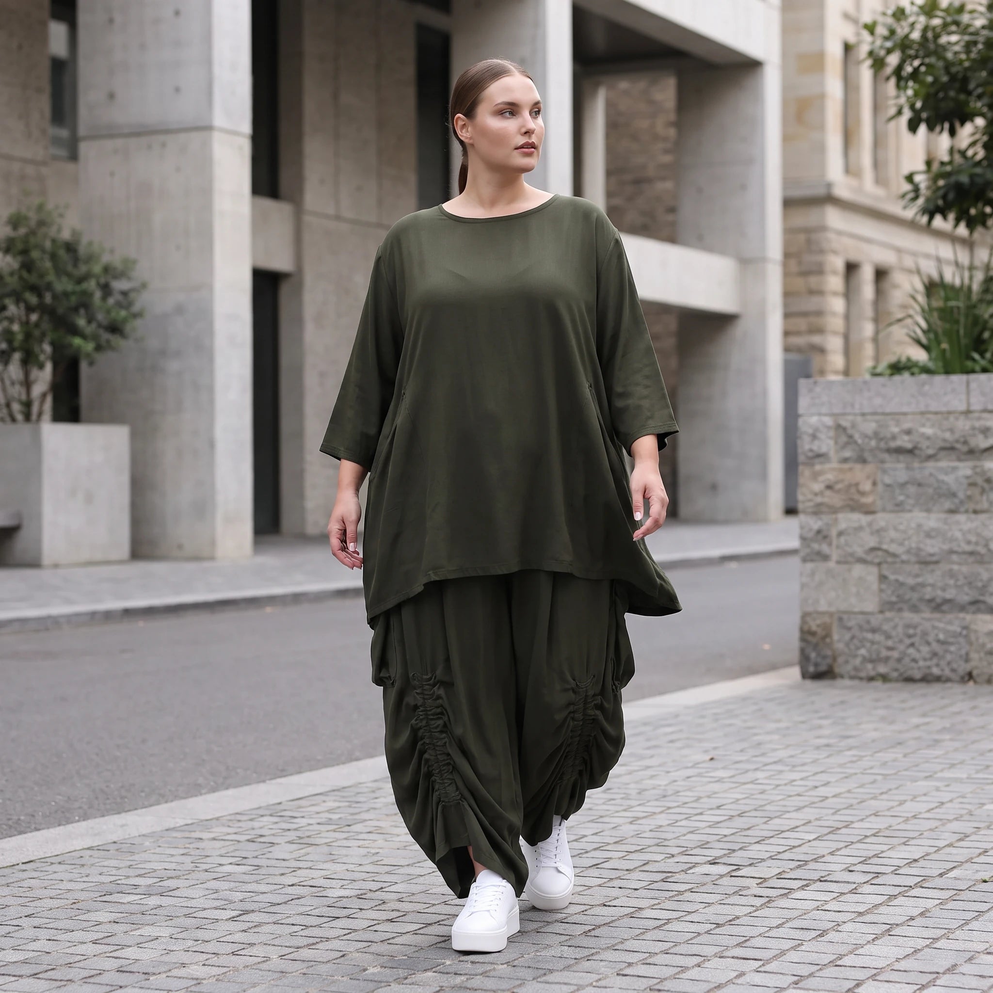 Damen Hose Avantgarde Lyocell Khaki, Ballonschnitt, Flügeltaschen, Oversize große Größen – AKH Premium