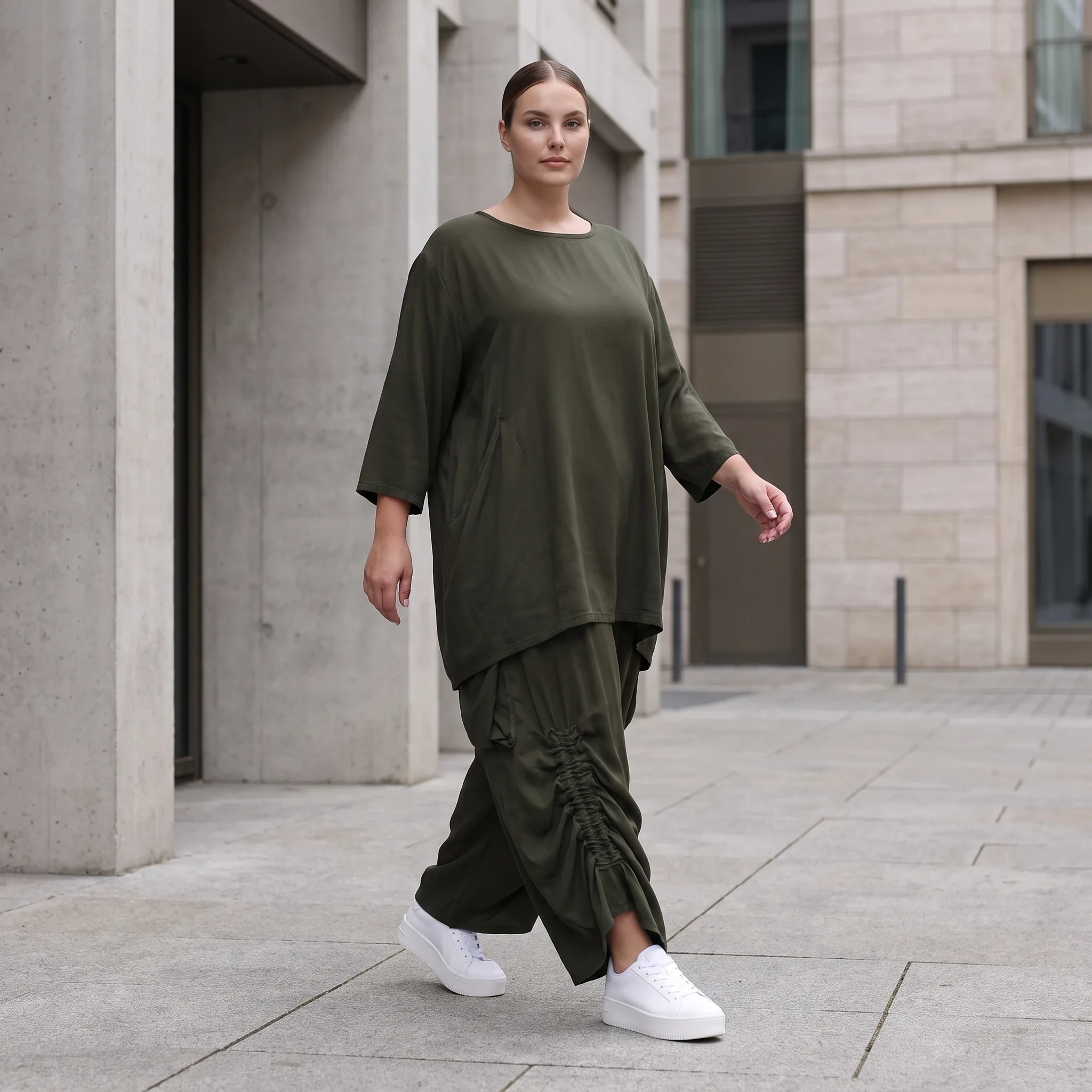 Damen Hose Avantgarde Lyocell Khaki, Ballonschnitt, Flügeltaschen, Oversize große Größen – AKH Premium