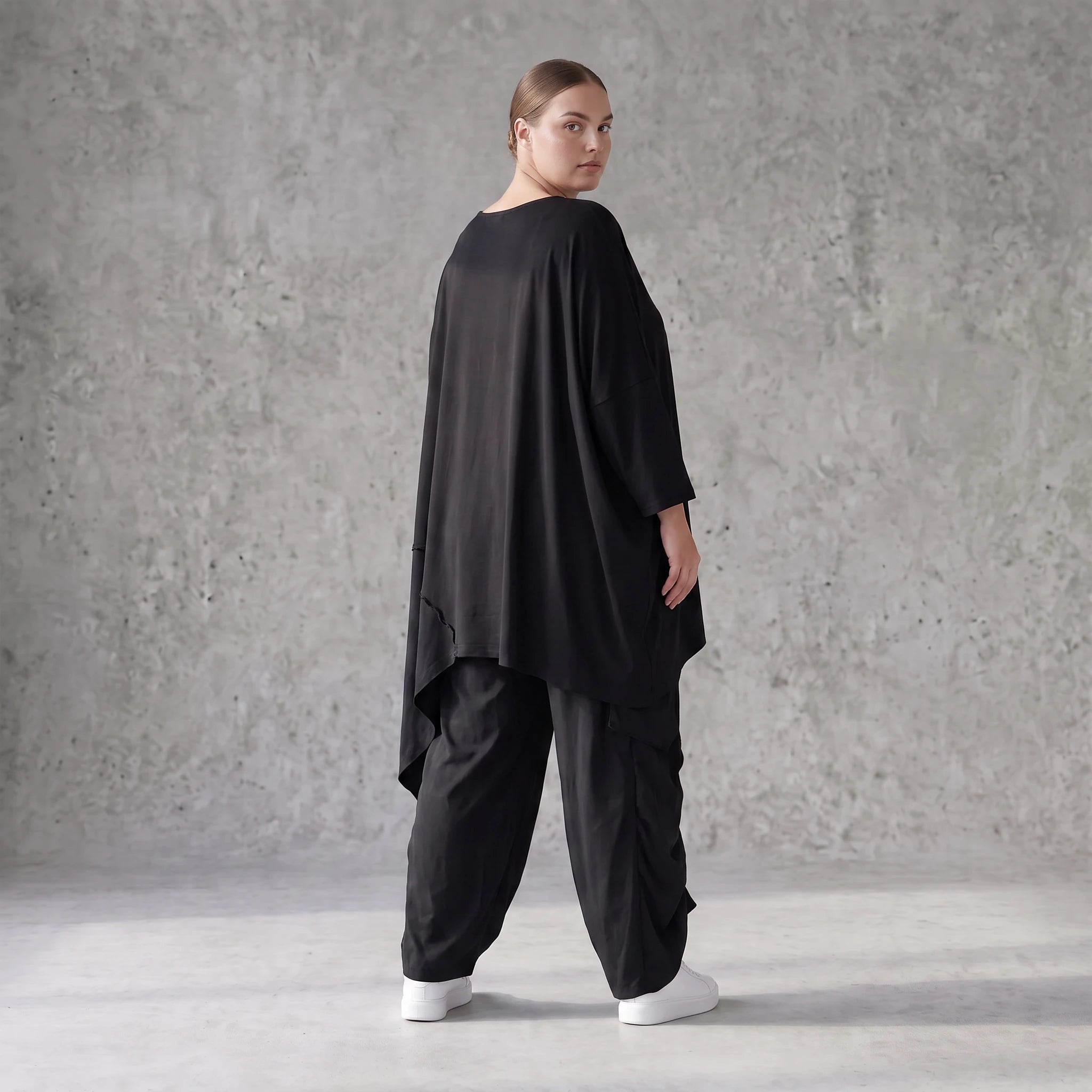 Damen Shirt Avantgarde Lyocell Schwarz, gerader Schnitt, Kurzarm, Volant, Oversize große Größen – AKH Premium