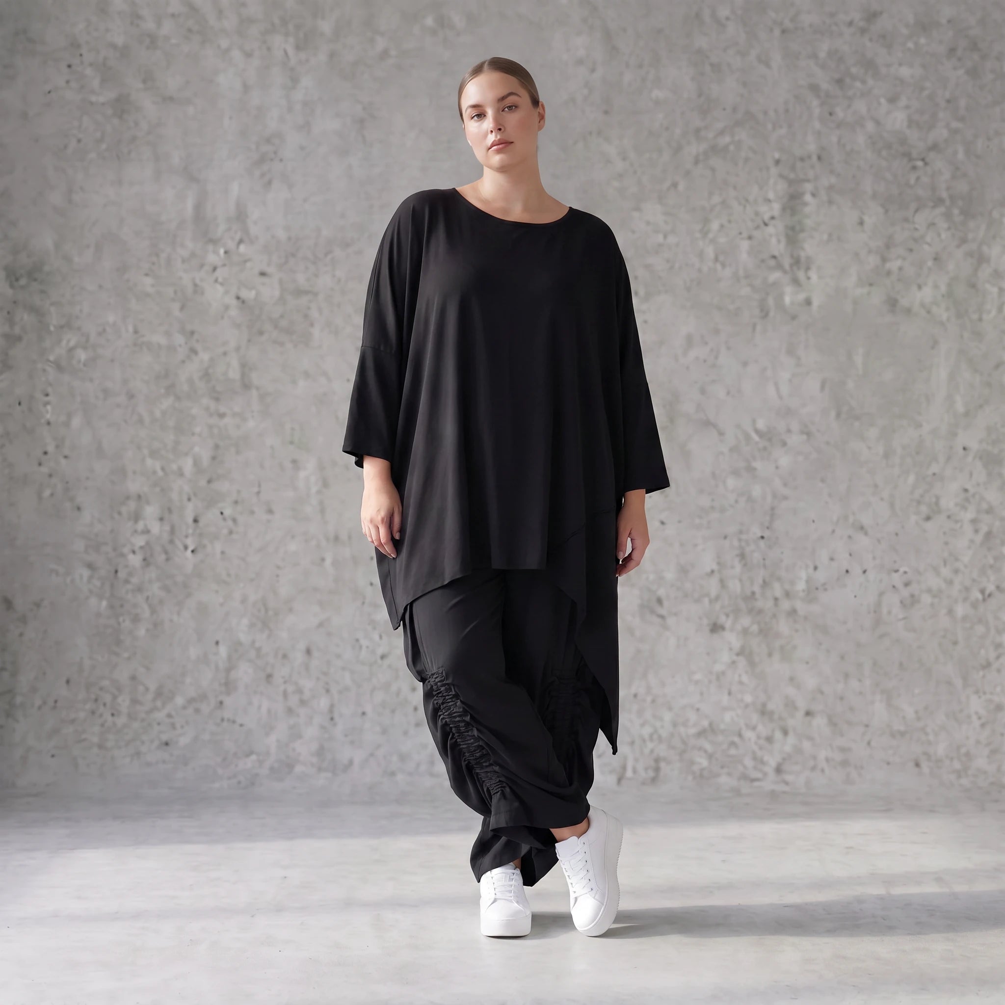 Damen Shirt Avantgarde Lyocell Schwarz, gerader Schnitt, Kurzarm, Volant, Oversize große Größen – AKH Premium