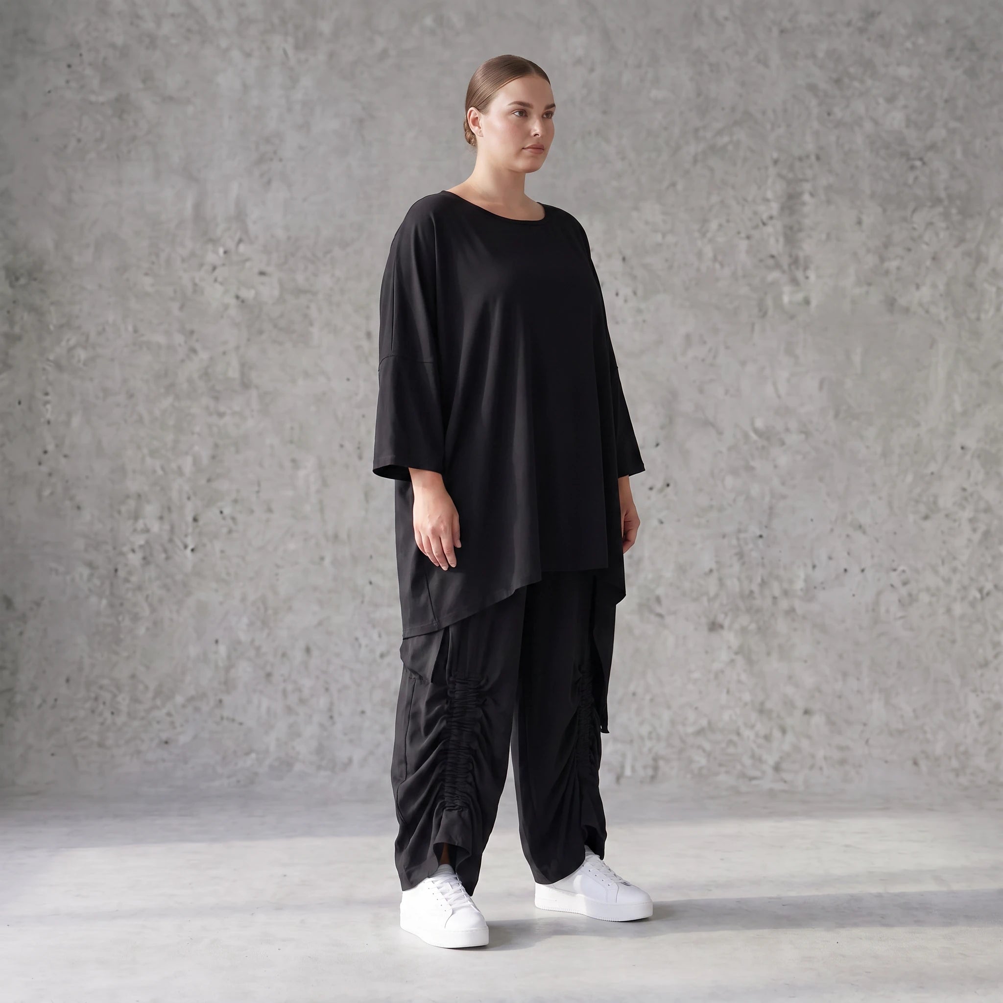 Damen Shirt Avantgarde Lyocell Schwarz, gerader Schnitt, Kurzarm, Volant, Oversize große Größen – AKH Premium