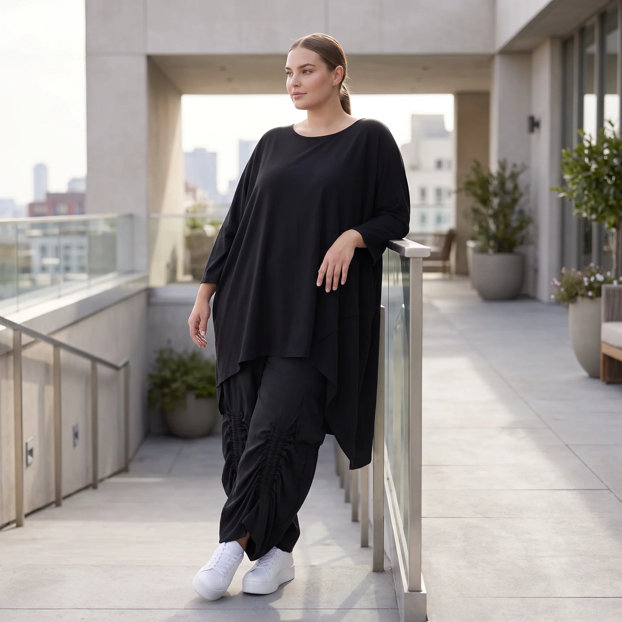 Damen Shirt Avantgarde Lyocell Schwarz, gerader Schnitt, Kurzarm, Volant, Oversize große Größen – AKH Premium