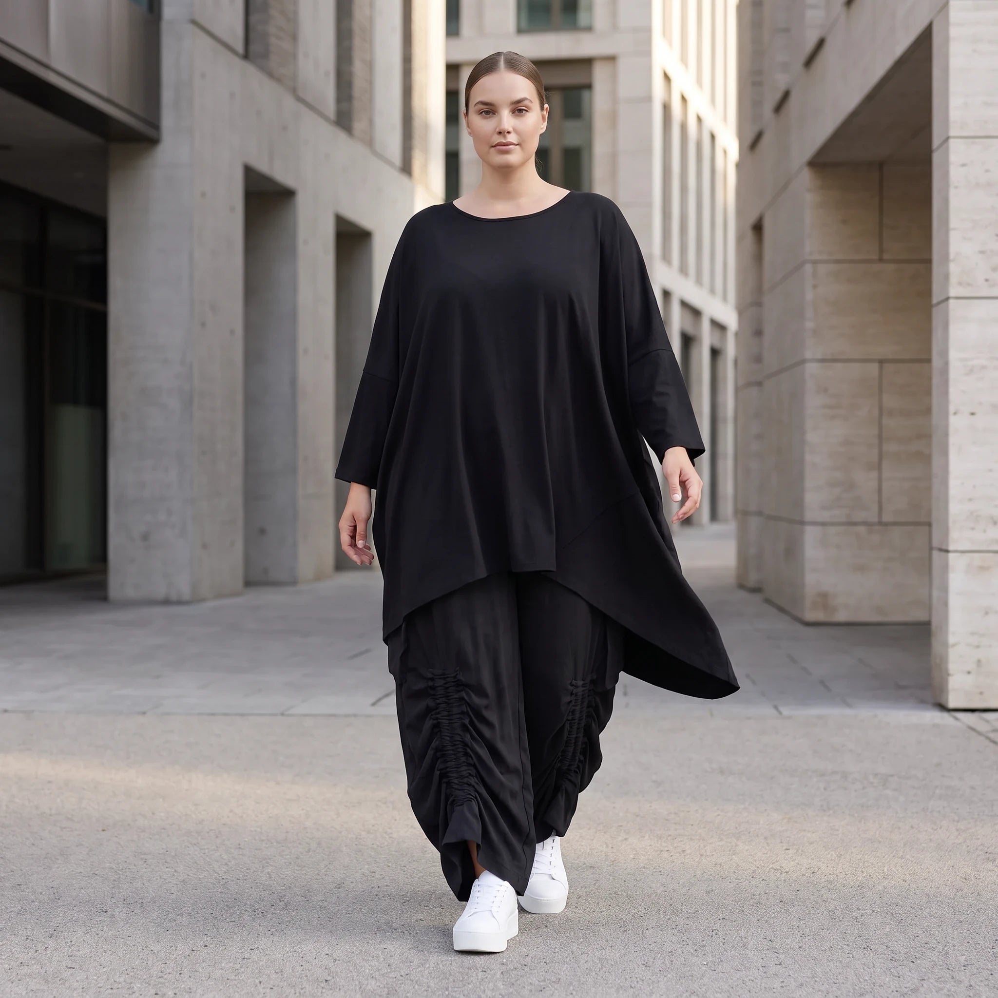 Damen Shirt Avantgarde Lyocell Schwarz, gerader Schnitt, Kurzarm, Volant, Oversize große Größen – AKH Premium