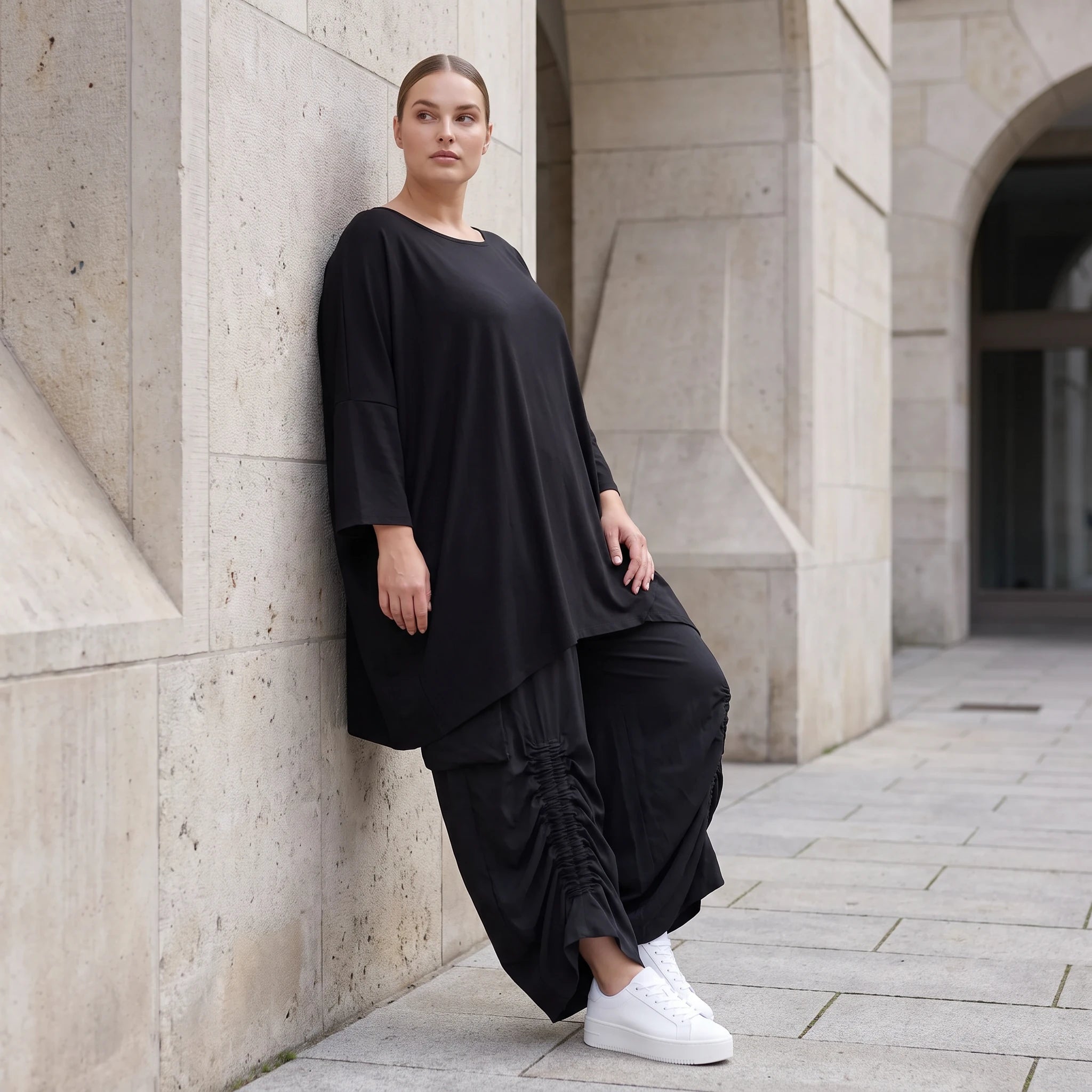 Damen Shirt Avantgarde Lyocell Schwarz, gerader Schnitt, Kurzarm, Volant, Oversize große Größen – AKH Premium