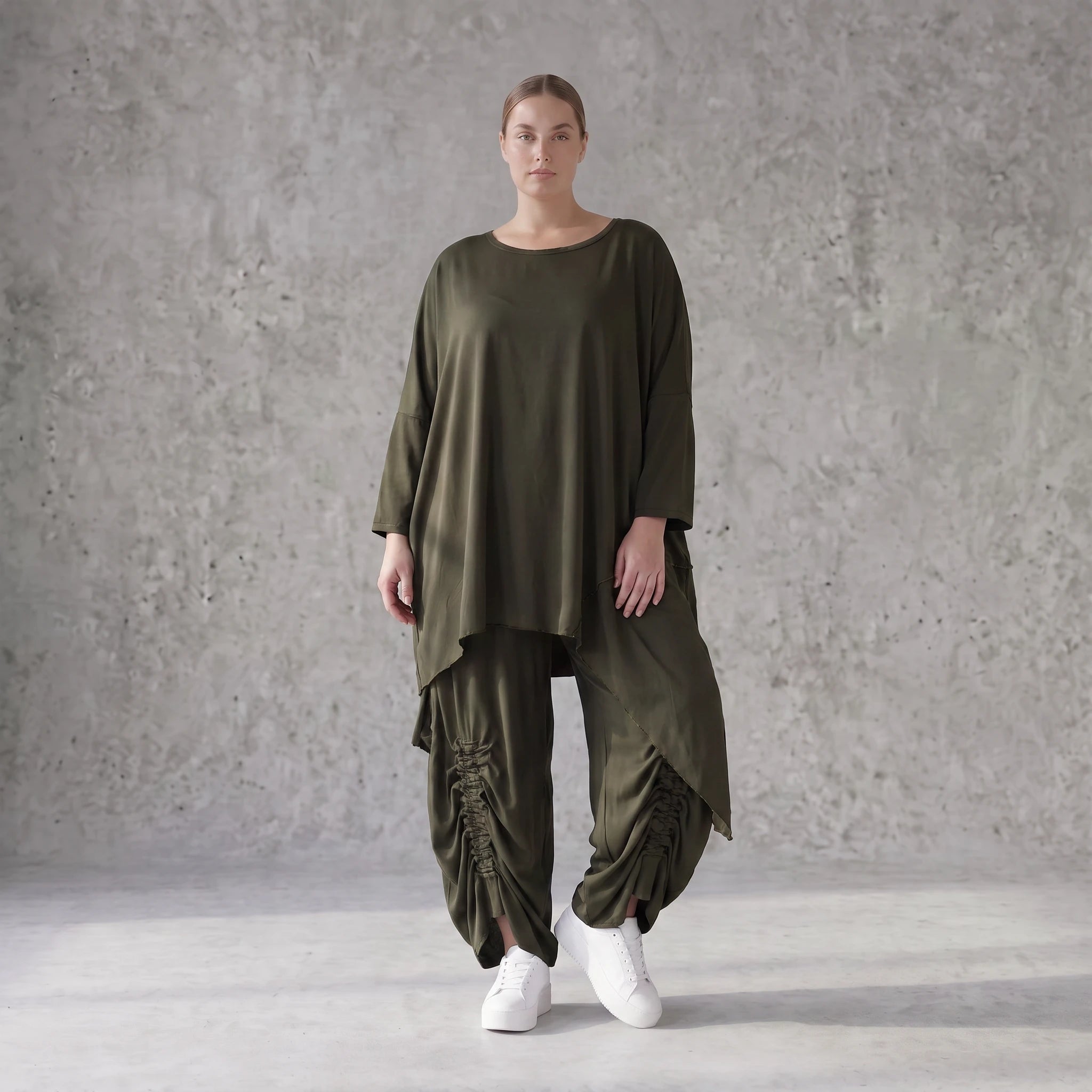 Damen Shirt Avantgarde Lyocell Khaki, gerader Schnitt, Kurzarm, Volant, Oversize große Größen – AKH Premium