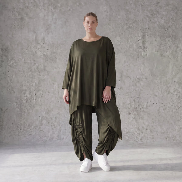 Damen Shirt Avantgarde Lyocell Khaki, gerader Schnitt, Kurzarm, Volant, Oversize große Größen – AKH Premium