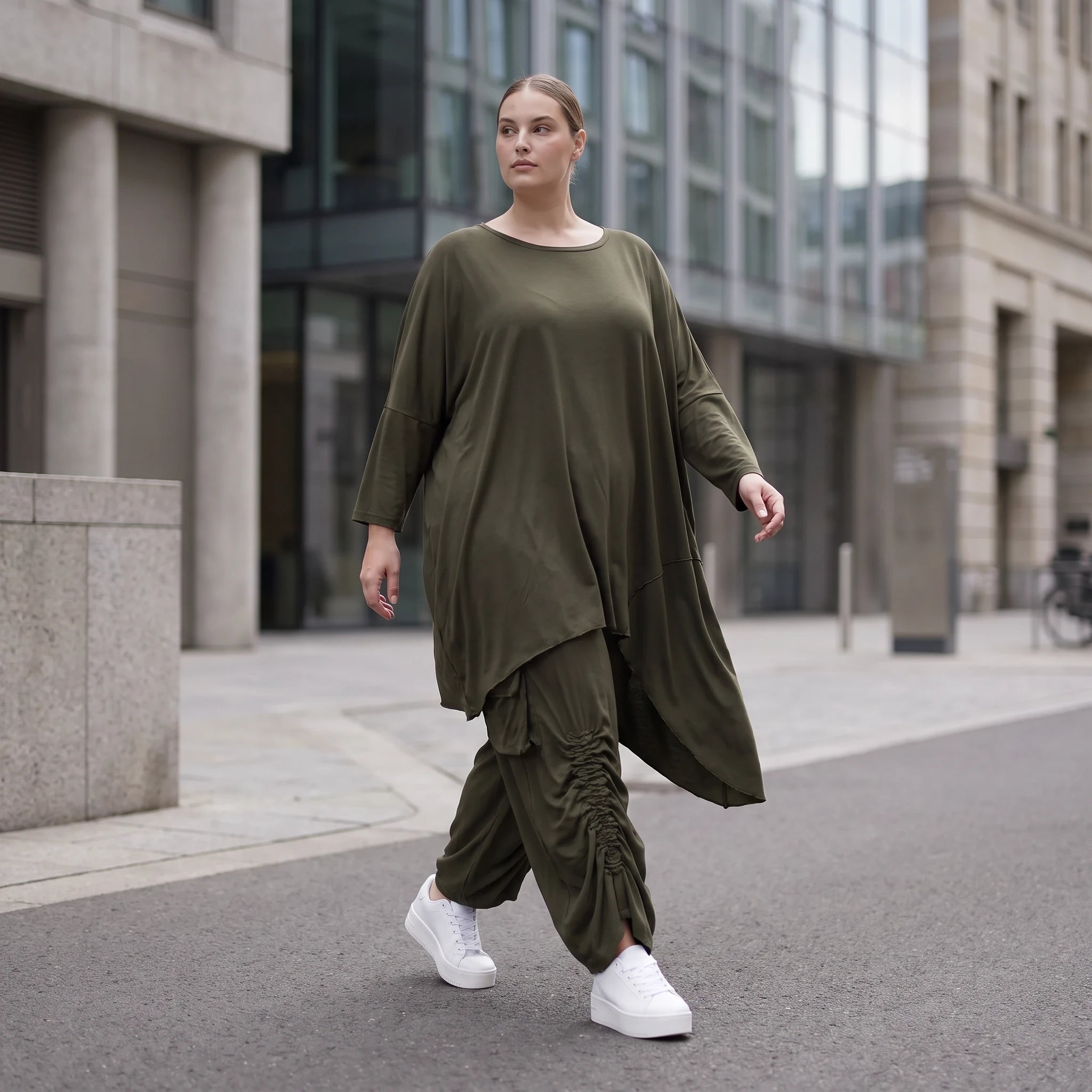 Damen Shirt Avantgarde Lyocell Khaki, gerader Schnitt, Kurzarm, Volant, Oversize große Größen – AKH Premium