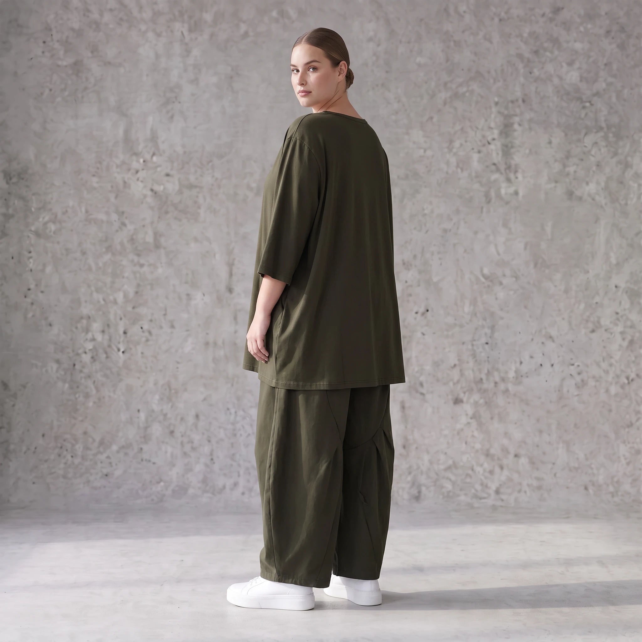 Damen Hose Avantgarde Lyocell Khaki, Ballonschnitt, Oversize große Größen – AKH Premium