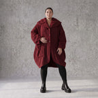 Weinroter Teddymantel im Ballonschnitt mit Biesen Knopfverschluss und Taschen warm