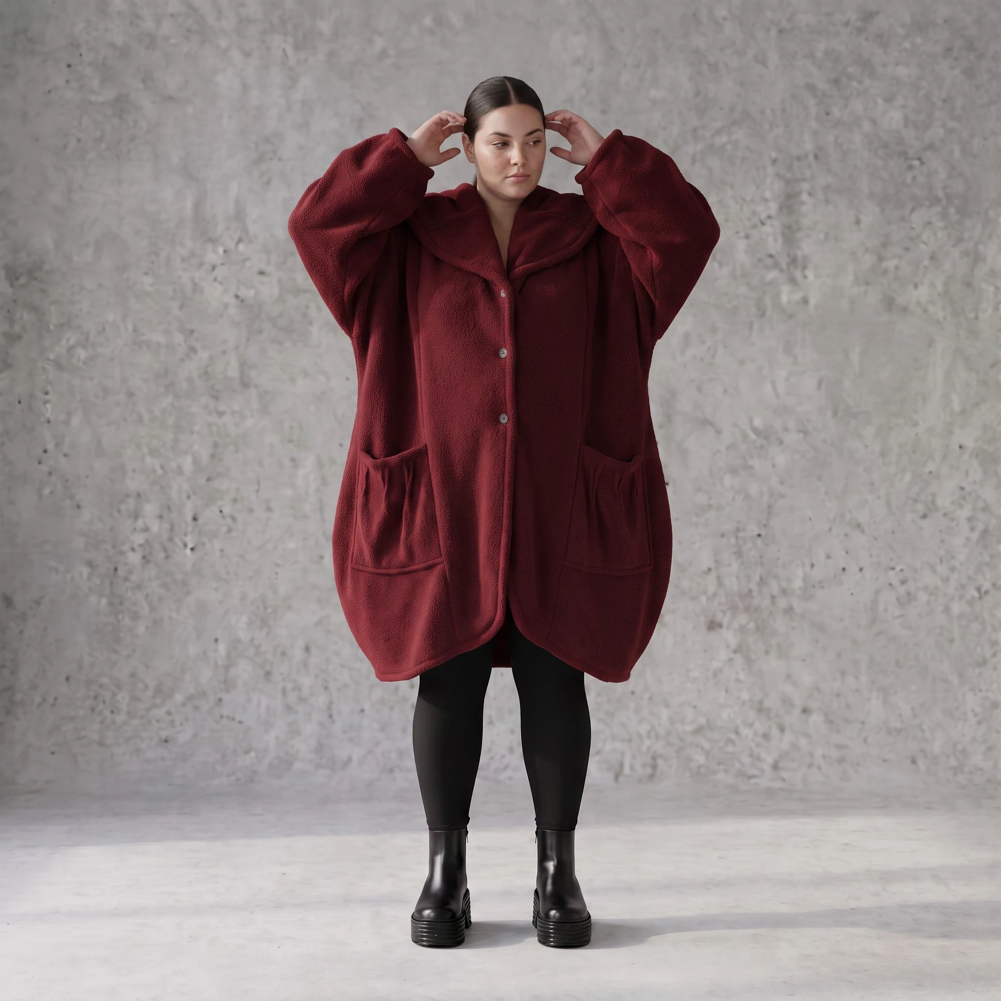 Weinroter Teddymantel im Ballonschnitt mit Biesen Knopfverschluss und Taschen warm