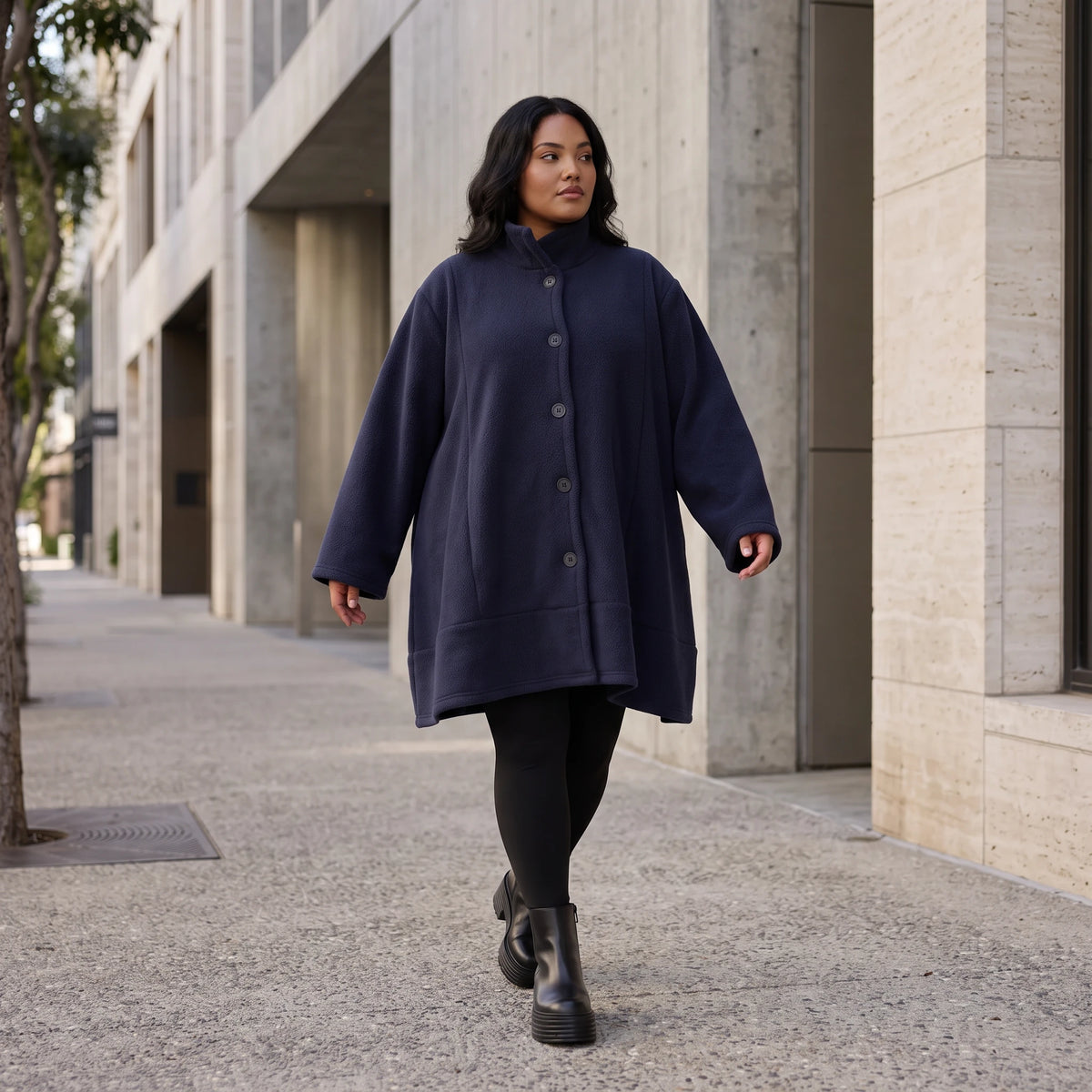 Marine Teddyjacke aus Flauschstoff in A-Linie mit Kellerfalte am Rücken warm und weich
