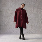 warme Teddyjacke in Weinrot mit Stehkragen und Knopfverschluss in femininer A-Linie