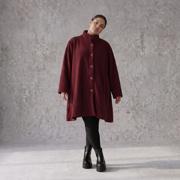 warme Teddyjacke in Weinrot mit Stehkragen und Knopfverschluss in femininer A-Linie