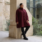 warme Teddyjacke in Weinrot mit Stehkragen und Knopfverschluss in femininer A-Linie