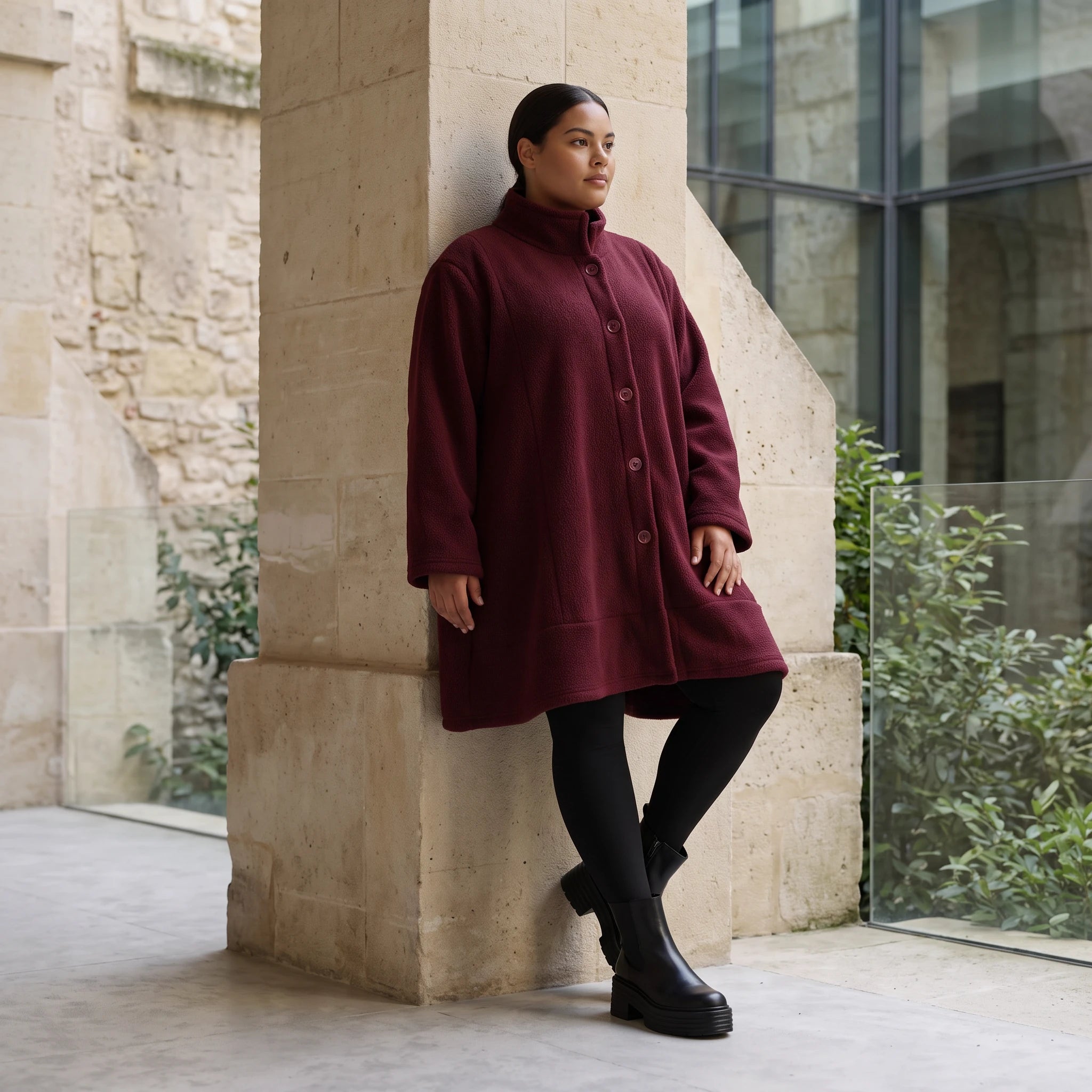 warme Teddyjacke in Weinrot mit Stehkragen und Knopfverschluss in femininer A-Linie