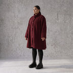 warme Teddyjacke in Weinrot mit Stehkragen und Knopfverschluss in femininer A-Linie