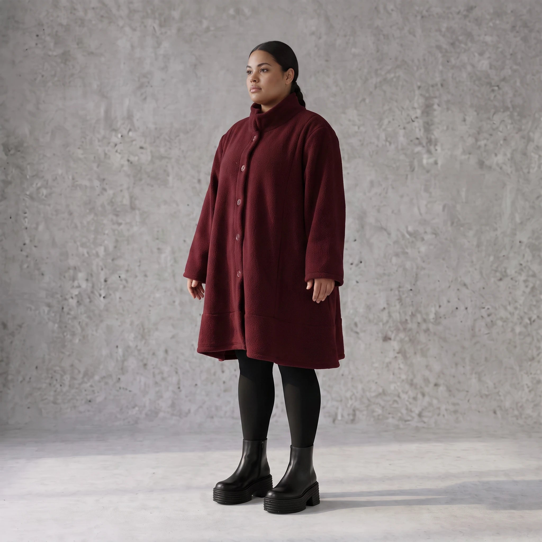 warme Teddyjacke in Weinrot mit Stehkragen und Knopfverschluss in femininer A-Linie