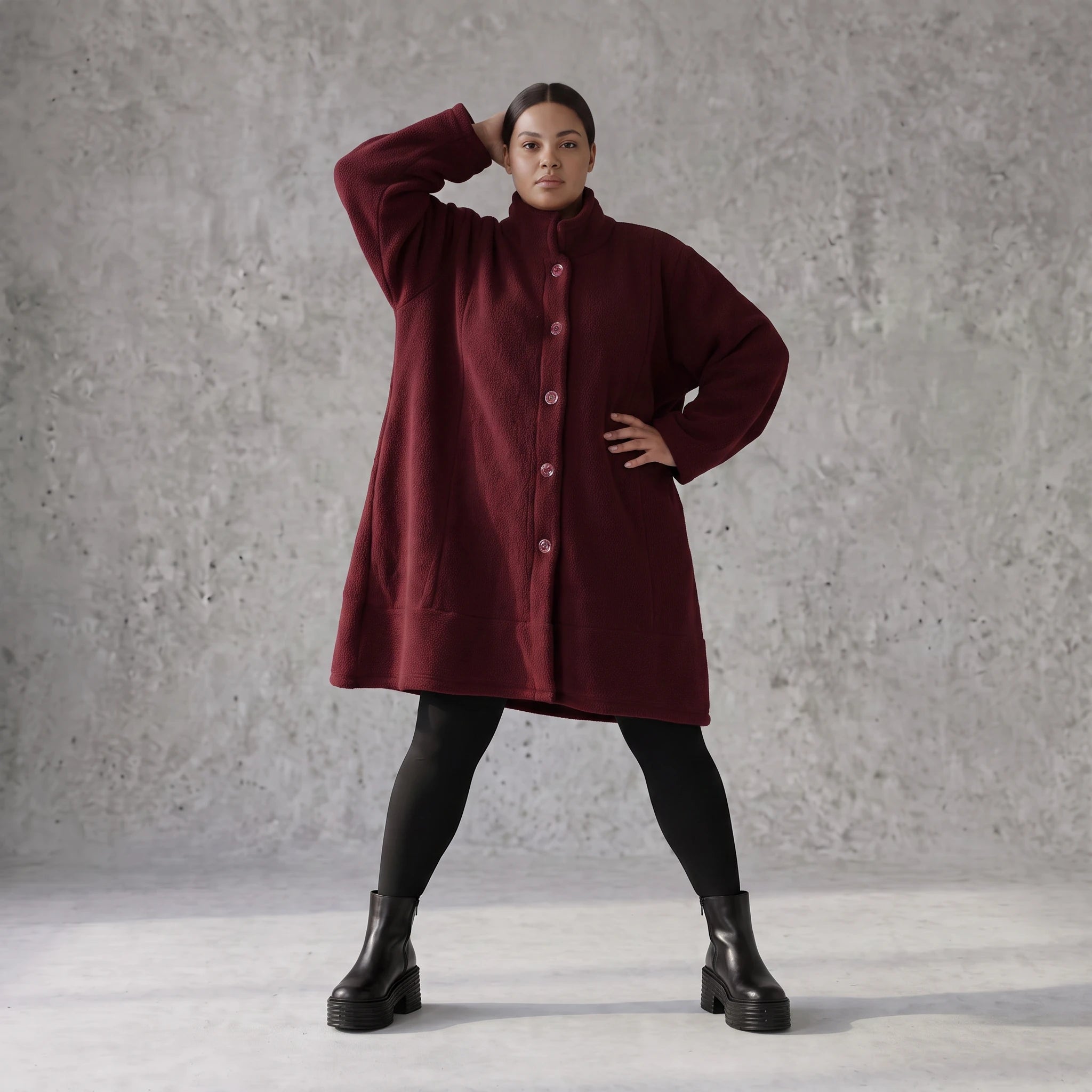 warme Teddyjacke in Weinrot mit Stehkragen und Knopfverschluss in femininer A-Linie