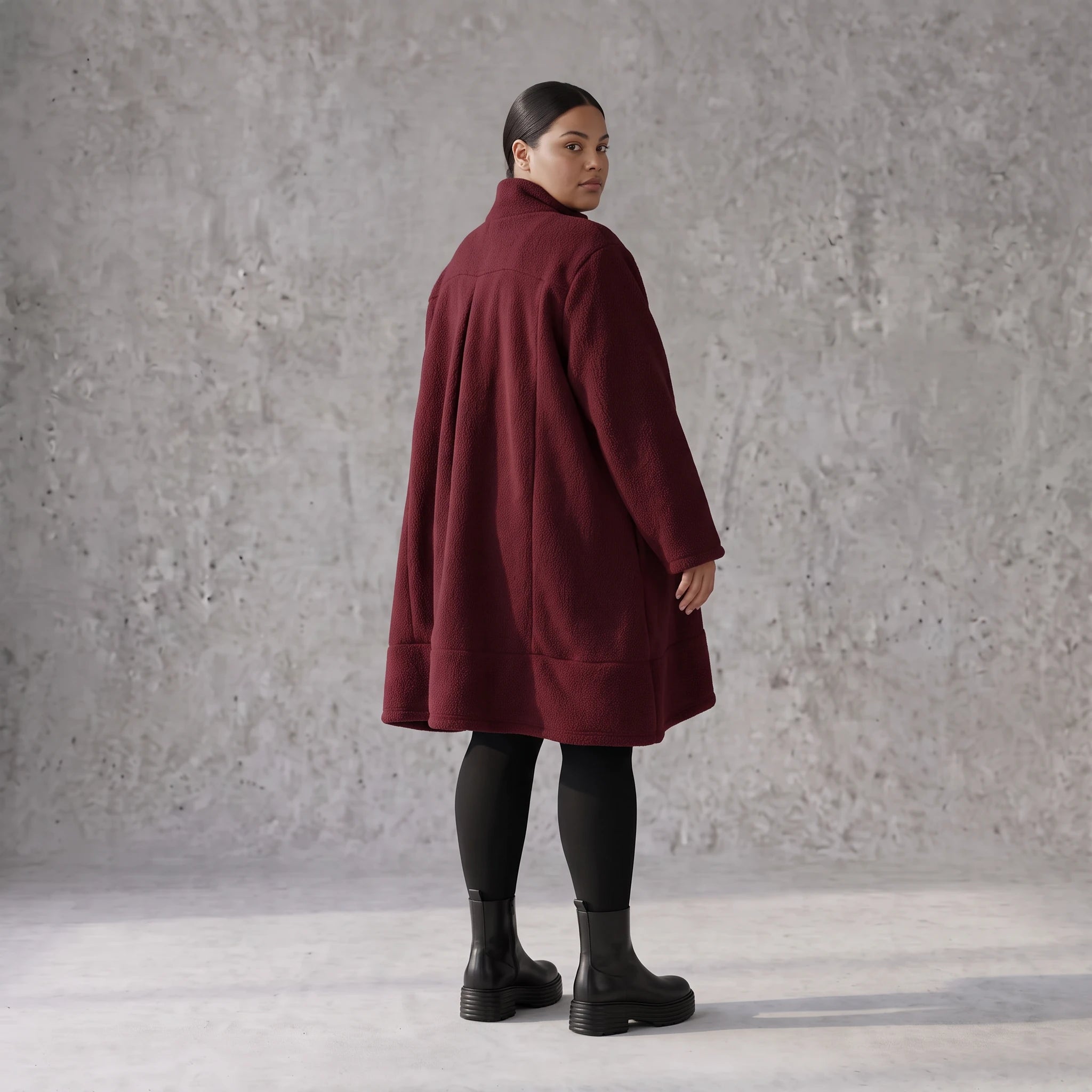 warme Teddyjacke in Weinrot mit Stehkragen und Knopfverschluss in femininer A-Linie
