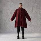warme Teddyjacke in Weinrot mit Stehkragen und Knopfverschluss in femininer A-Linie