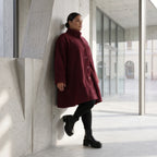 warme Teddyjacke in Weinrot mit Stehkragen und Knopfverschluss in femininer A-Linie