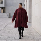 warme Teddyjacke in Weinrot mit Stehkragen und Knopfverschluss in femininer A-Linie