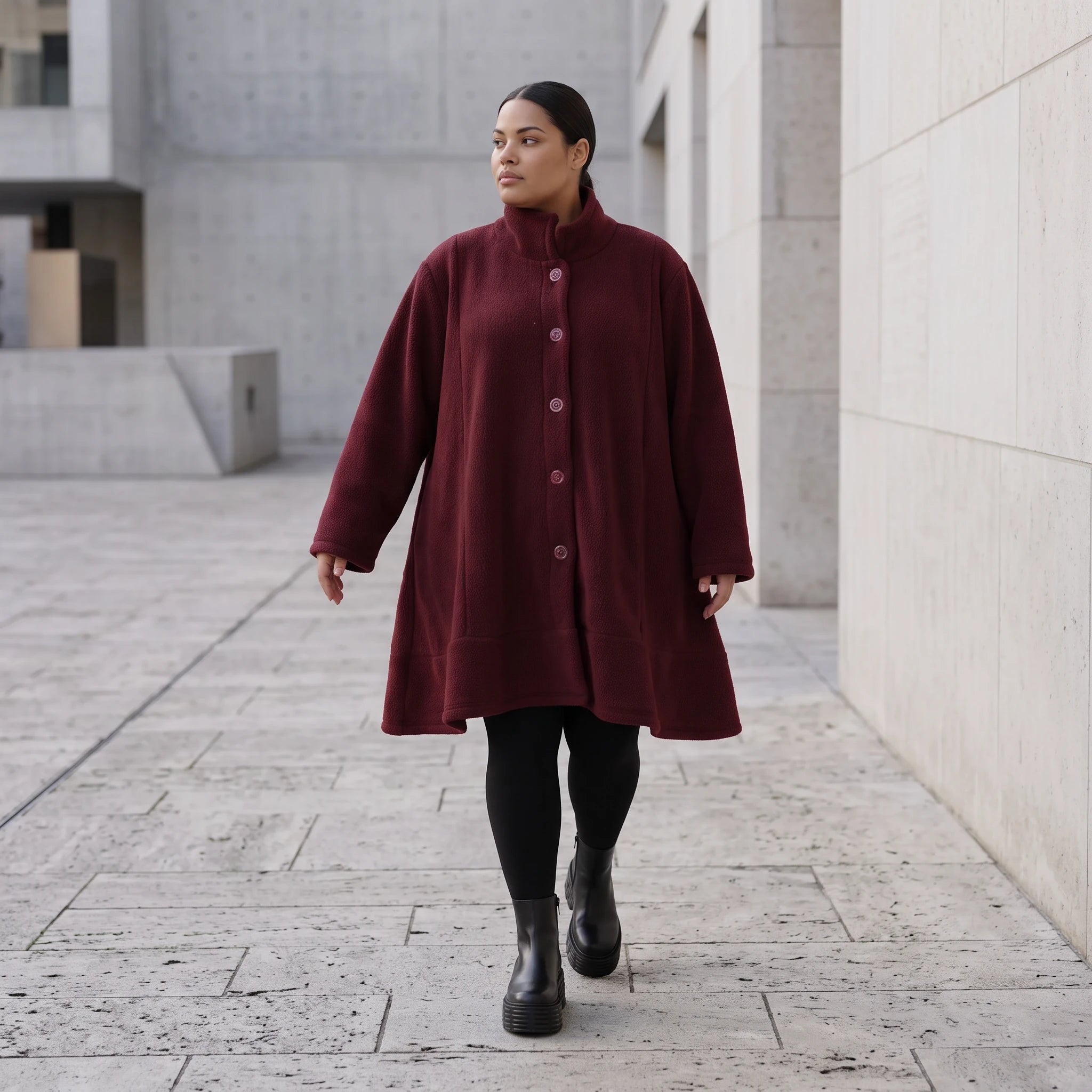 warme Teddyjacke in Weinrot mit Stehkragen und Knopfverschluss in femininer A-Linie