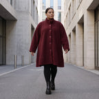 warme Teddyjacke in Weinrot mit Stehkragen und Knopfverschluss in femininer A-Linie