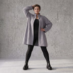 Graue Teddyjacke in A-Linie mit Stehkragen Knopfleiste Kellerfalte und Taschen warm