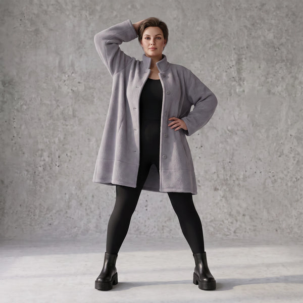 Graue Teddyjacke in A-Linie mit Stehkragen Knopfleiste Kellerfalte und Taschen warm