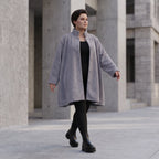 Graue Teddyjacke in A-Linie mit Stehkragen Knopfleiste Kellerfalte und Taschen warm