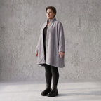 Graue Teddyjacke in A-Linie mit Stehkragen Knopfleiste Kellerfalte und Taschen warm