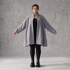 Graue Teddyjacke in A-Linie mit Stehkragen Knopfleiste Kellerfalte und Taschen warm